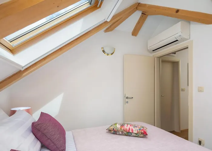 Apartament Romantic Attic *